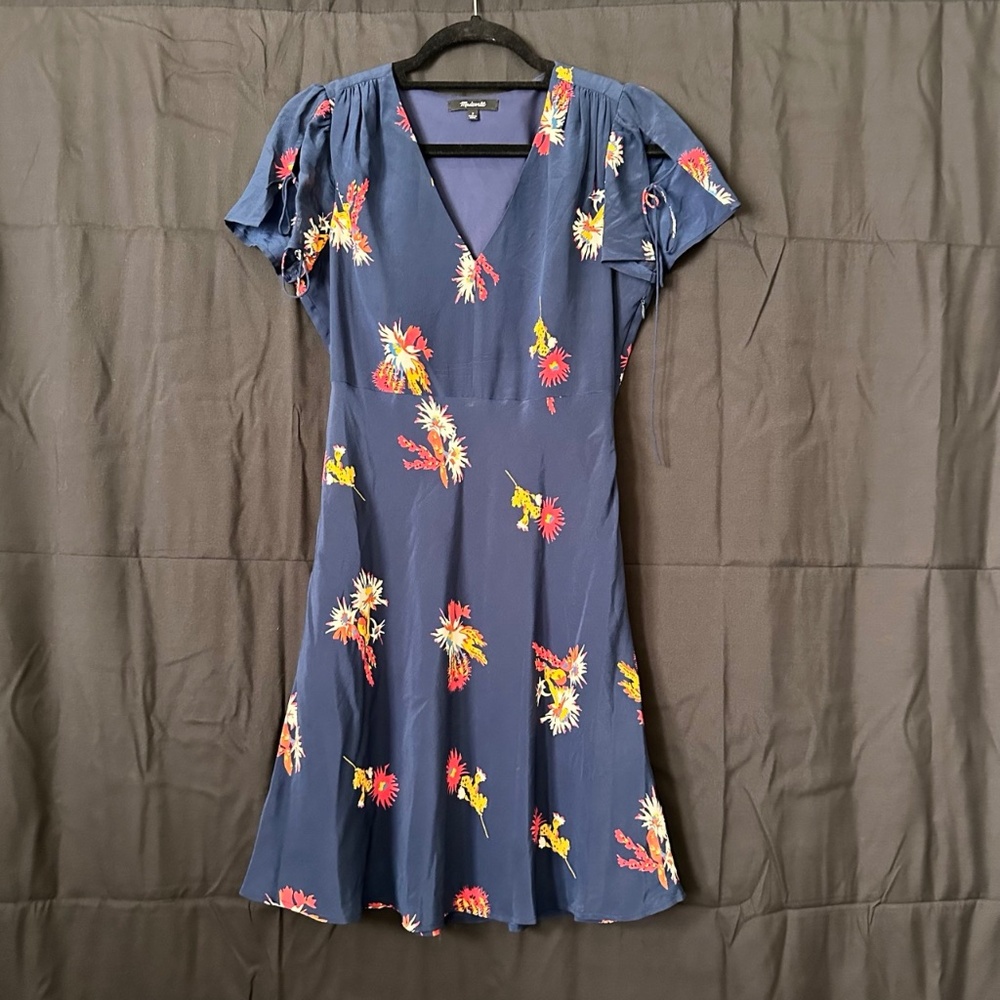Madewell *NAVY FLORAL* Dress. Great fitting dress! Size 2